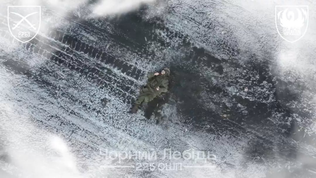 残忍な映像：ロシアの兵士は最後のタバコを吸ってから、第225回の攻撃連隊のドローンに襲われます。 novoandriivka方向。 2025年2月 [NSFW, graphic content]