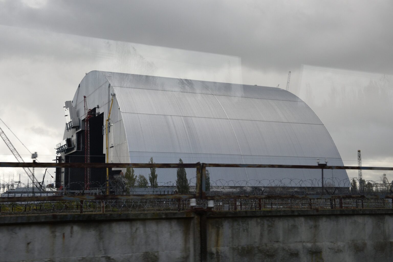 ロシアのドローンは、ウクライナのチェルノブイリ原子力発電所のsar皮を打つ：ビデオ