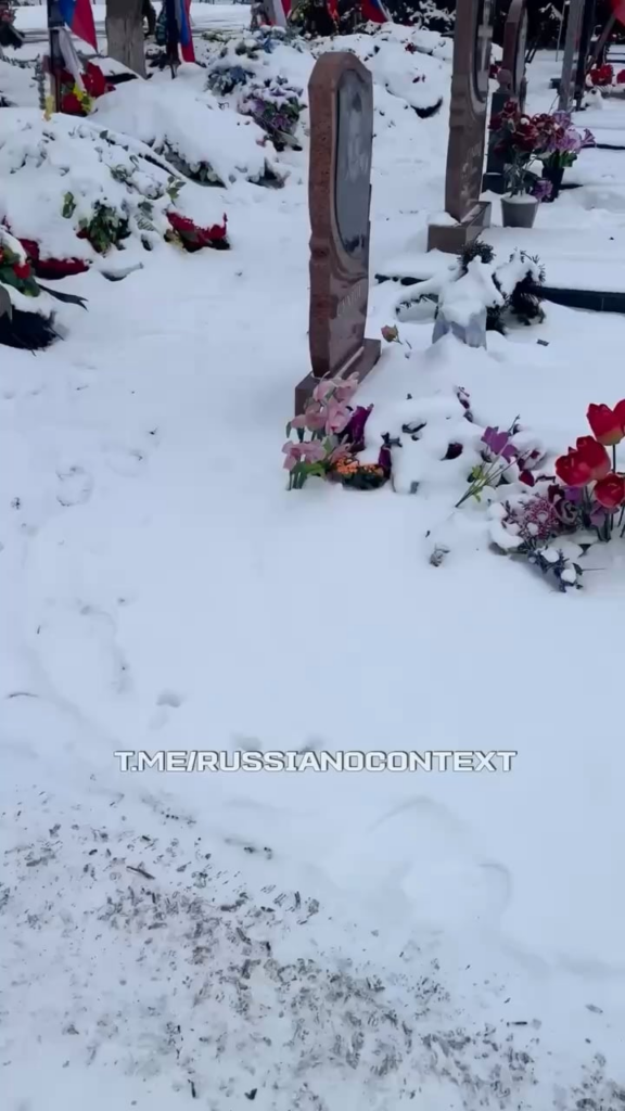 ドネツク地域のチスタクーブの占領された町にある墓地、死んだロシアの兵士の墓で満たされた