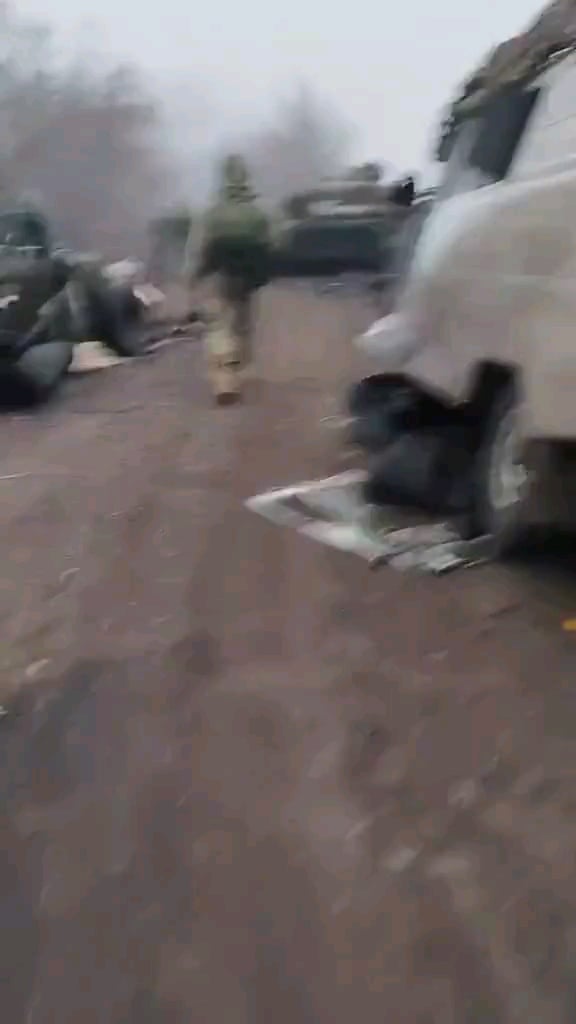 別の死の道を歩いているロシアの兵士。