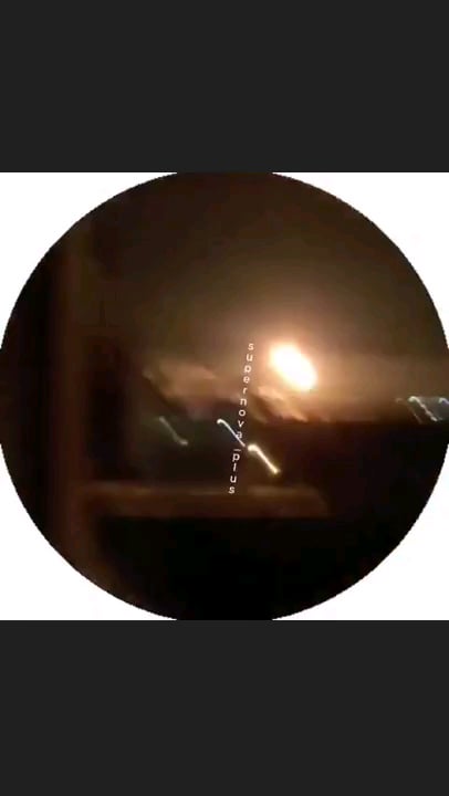 いくつかのウクライナの長距離ドローンストライキの結果として、Volgogradのロシアの石油精製所は燃えています。 2025年2月2日