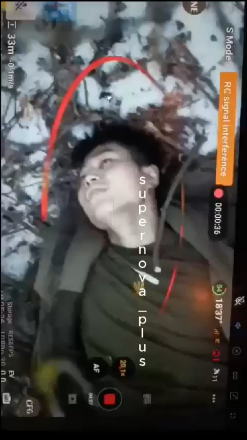 負傷した北朝鮮の兵士は、ウクライナ軍のシャツを着て、戦争犯罪の疑いがあることが観察されました。 Kursk Front、2025年2月
