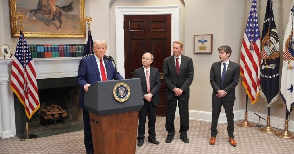 イーロン・マスクはアルトマンを「憎悪」…！トランプ、孫正義らのAIインフラ計画「スターゲート」に、中国「DeepSeek」がショックを受けている理由 ― 人類を凌ぐAGIの実現に向けた開発競争
