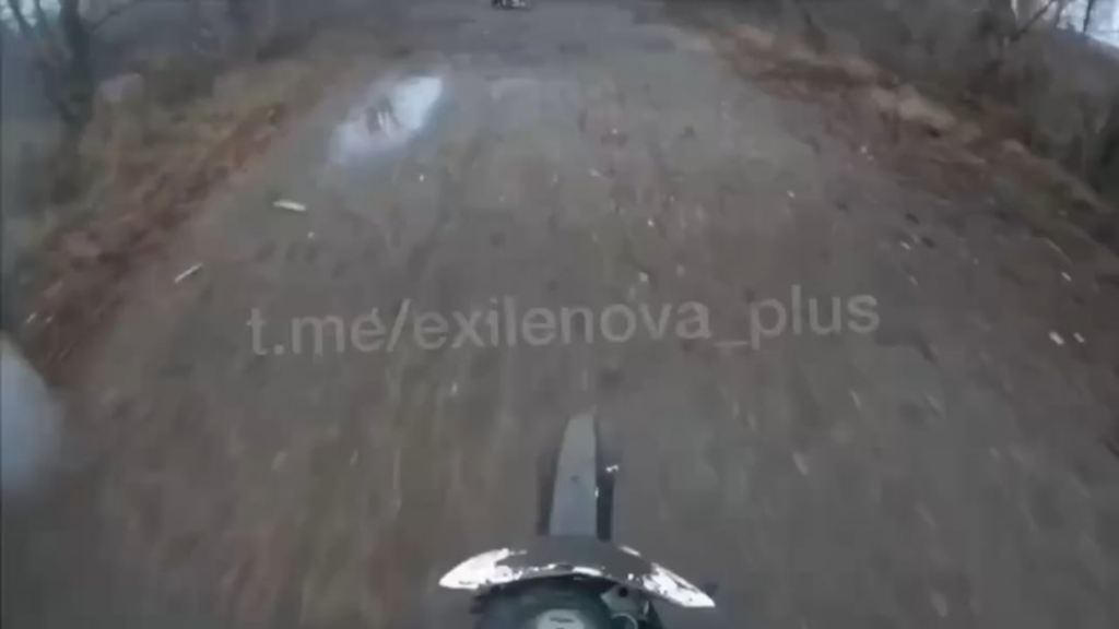 今日ここで以前に公開されたロシアのバイク攻撃ビデオの拡張バージョン [6 min long, NSFW]