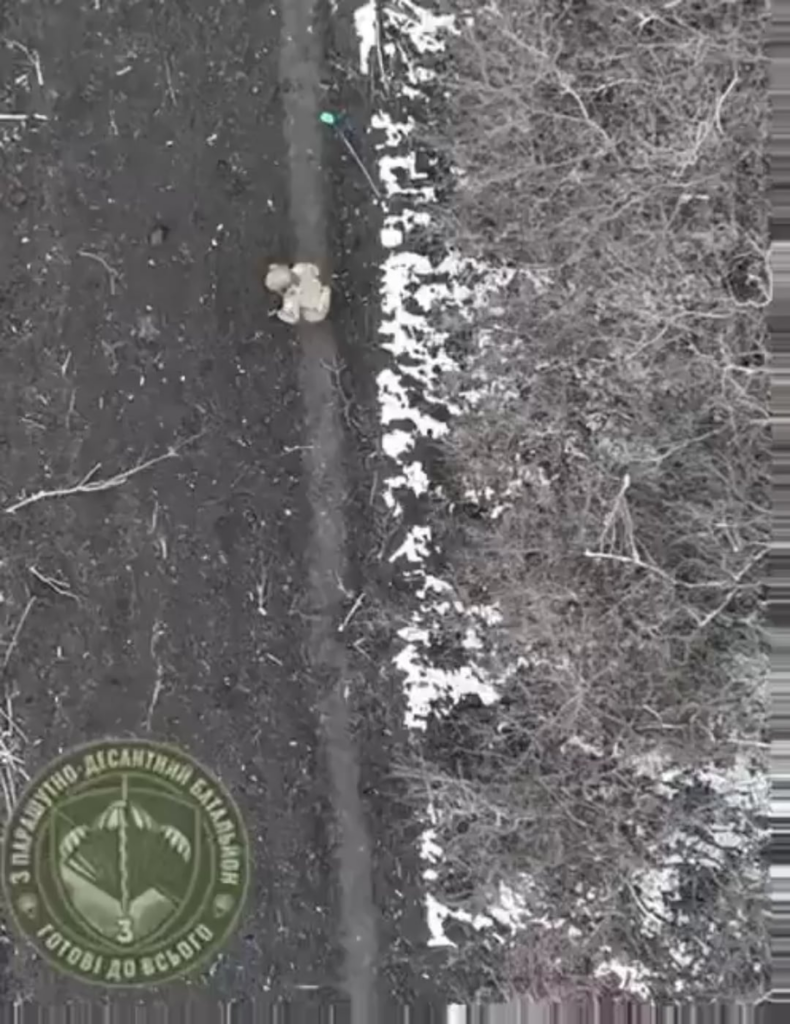 松葉杖を持つロシアの兵士は、第25空borne旅団の第3空borne大隊のドローンオペレーターに見舞われました。 Pokrovsk方向。 2025年2月