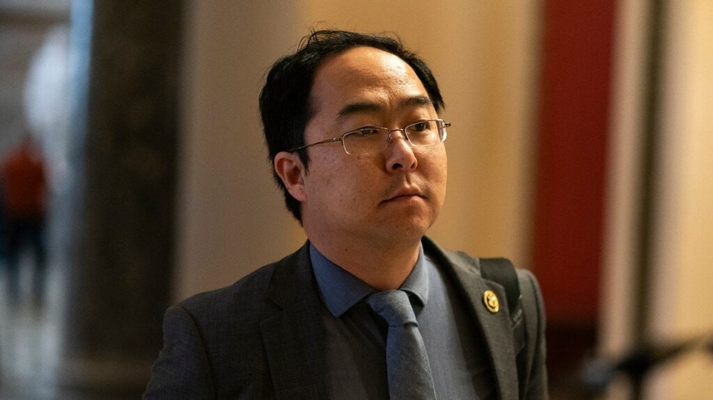 民主党の上院議員は、彼の党がドナルド・トランプの行動をめぐって政府を閉鎖する準備ができていると言います