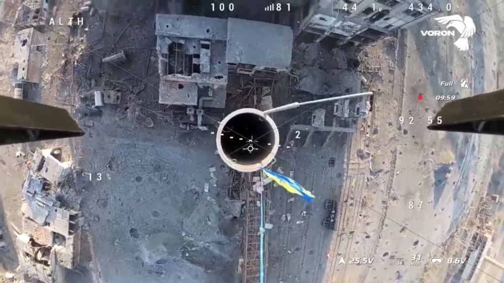 ウクライナの100番目の機械化された旅団が、トーレツクの産業煙突にウクライナの旗を置いた方法。 2025年2月