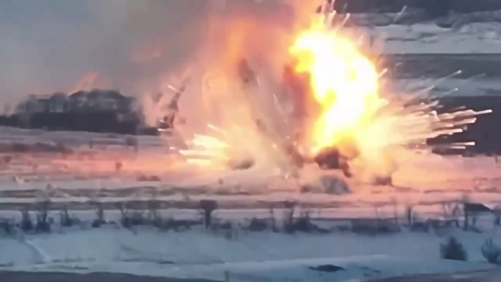 ロシアのMLRSは、336番目の独立した警備員に属していると言われています海兵隊の旅団は、ヒット後に火の玉で上昇します [Zaporizhzhia, February 2025]
