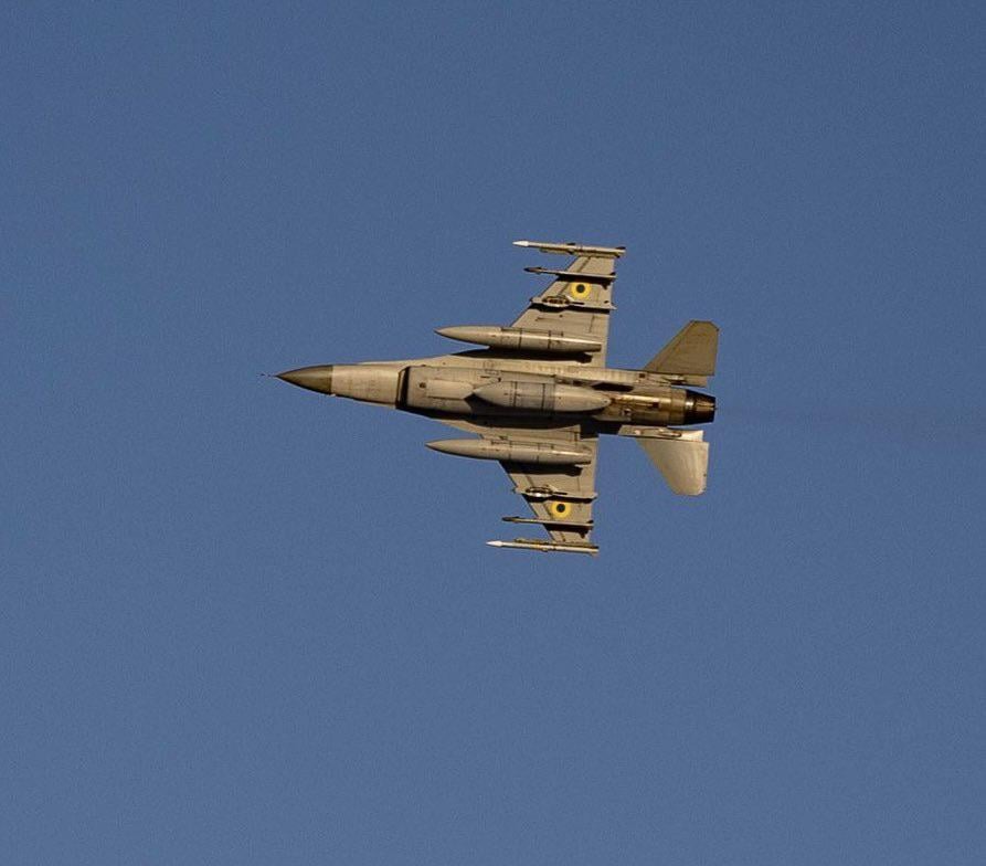 一般的なダイナミクスF -16amファイティングファルコンマルチロールファイタージェットのウクライナ空軍のジェット - ミッションから戻って、ロシアの標的でその兵器を立ち上げました。空気中の出撃を行った後、ウクライナのF-16の最初の確認された画像。