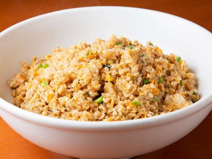 丸の内のガード下で楽しむデカ盛り！ 台湾料理 新台北1号店の「チャーハン・メガ盛り」約1kg！