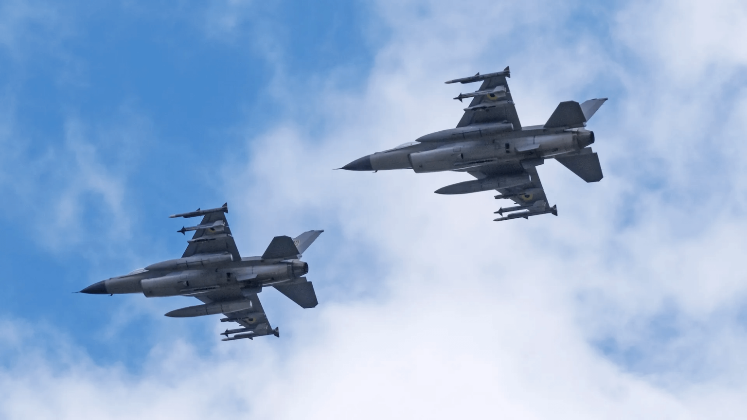 キャップロードアウトで飛行する新しいF16目撃（AIM-120B、AIM-9LまたはM）