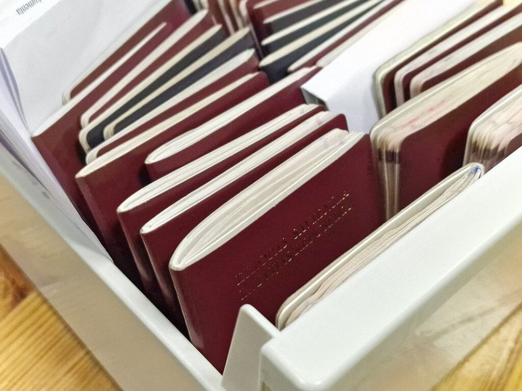 ウクライナでの戦争以来、ラトビアの人々はスラブの言葉と姓 /記事を変えることを選択しました