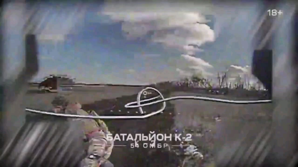 ロシアの侵略者は、ウクライナのK-2大隊の位置を攻撃しようとしましたが、FPVドローンによってすぐに発見されました。パニックで、彼はライフルを投げましたが、逃しました。ドローンとの短いダンスオフの後、彼は排除されました