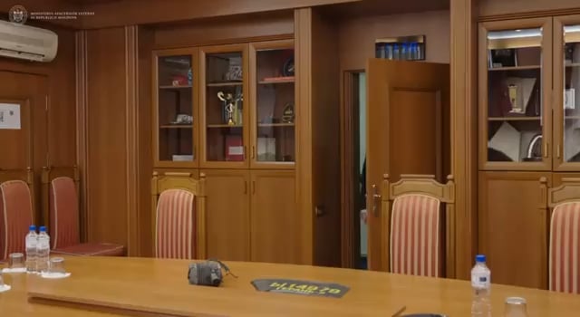 モルドバのMFAは、モルドバで見つかったロシアの攻撃ドローンの一部を提示したときにロシア大使の反応を示すビデオを公開しました