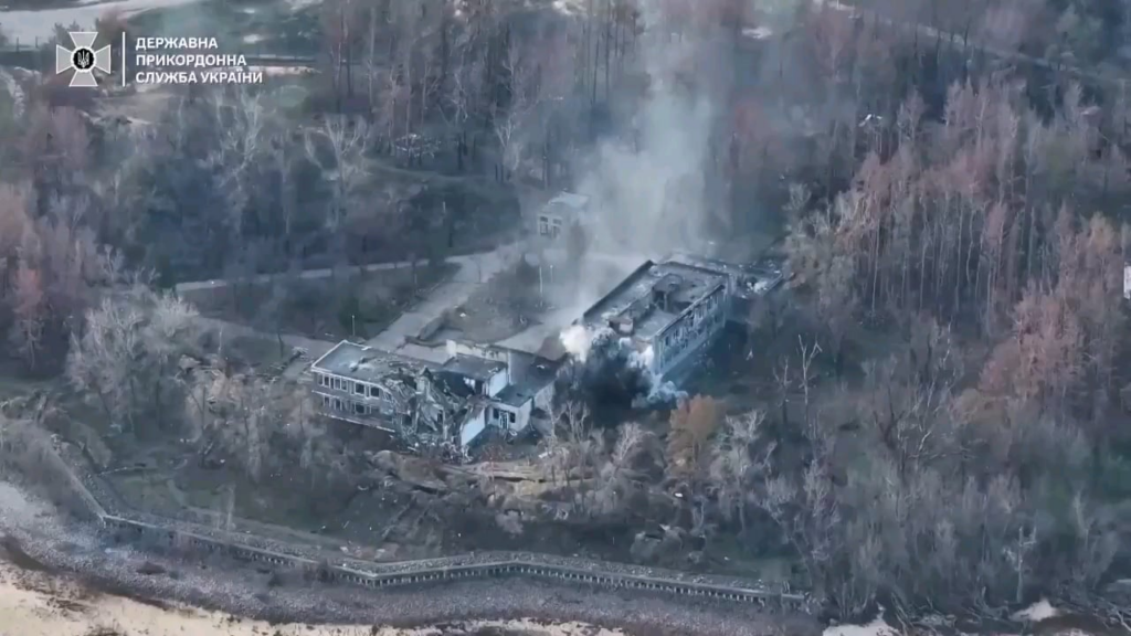 Zaporizhzhia Frontで、第8国境警備隊の分離の空中偵察隊がさまようロシア軍を見つけました。座標は、マークを打った砲兵部隊に渡されました。シェルターは破壊され、ダッグアウトは消滅しました。 2025年1月