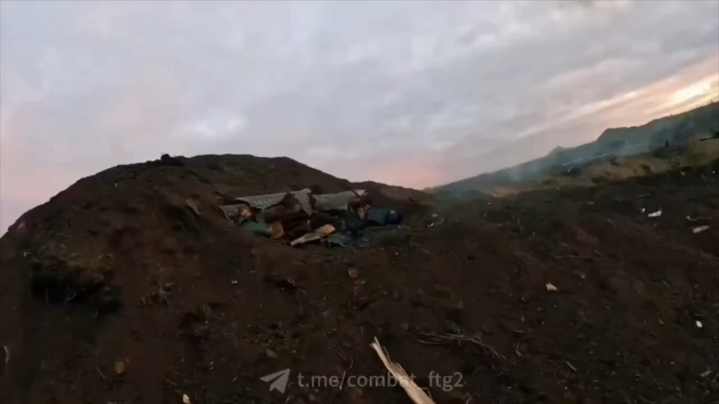 ドネツケ地域のノボトロイトケの村の近くでロシアの地位を伐採するウクライナの兵士の短いクリップ