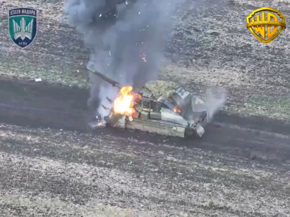 第414番目のUAS旅団「マジャーズバード」のウクライナ人FPVパイロットがロシアのMBT輸送部隊を襲った。 Pokrovsk方向。 2025年2月