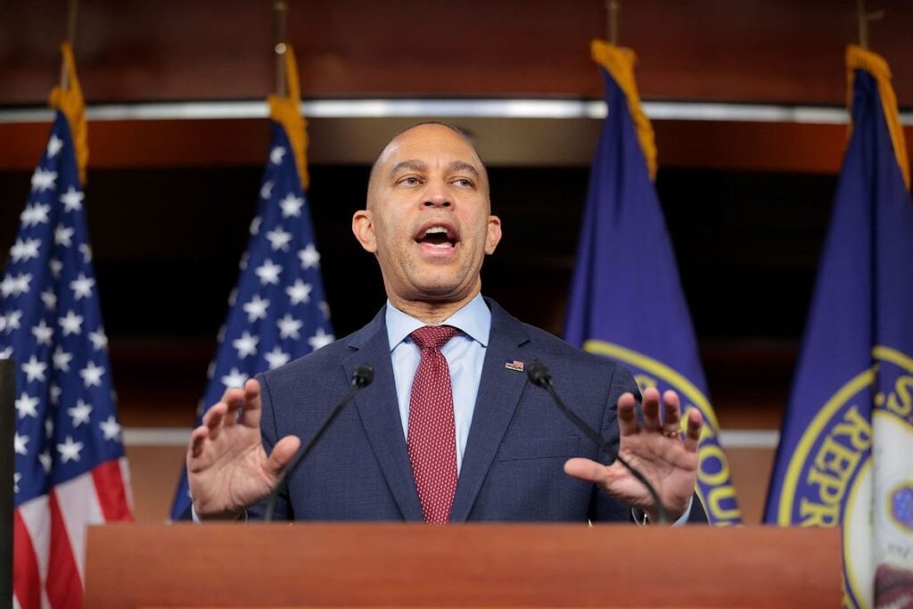 「彼は立ち上がっていない」：抗議者たちは、ヘキム・ジェフリーズにトランプに積極的な反対を導くことを望んでいる