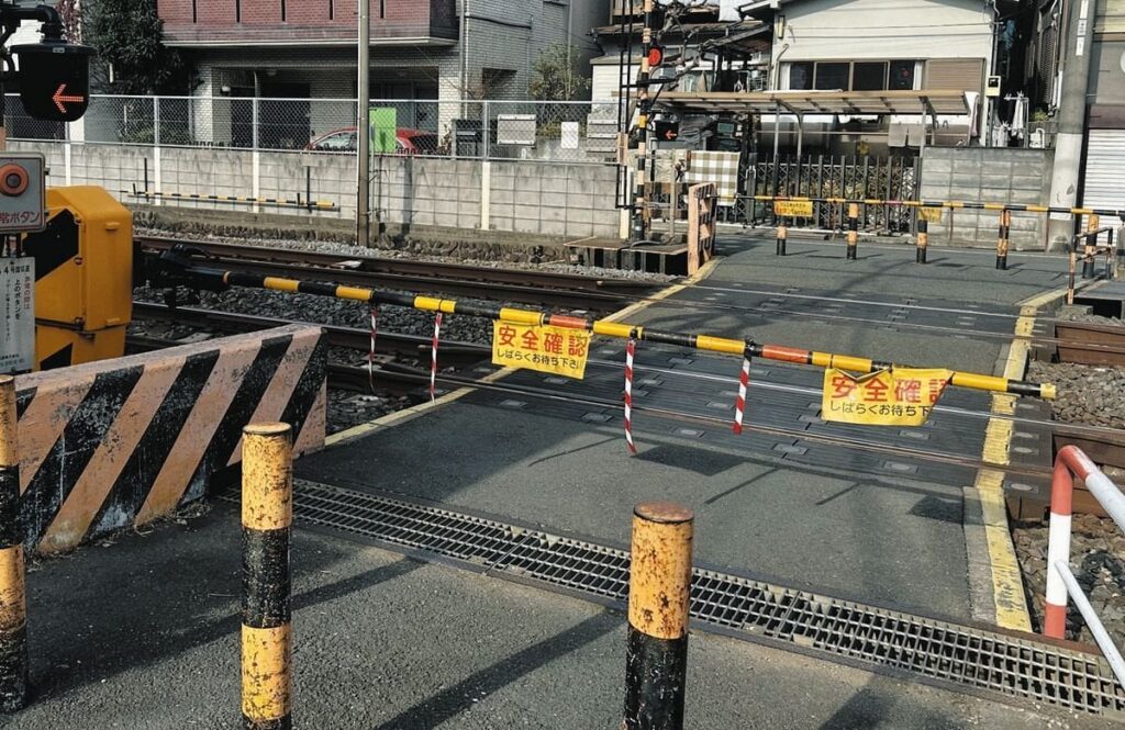生前の男性に熱湯をかけ火傷負わせたか　板橋の踏切自殺偽装事件、「エムエー建装」社長ら4回目逮捕