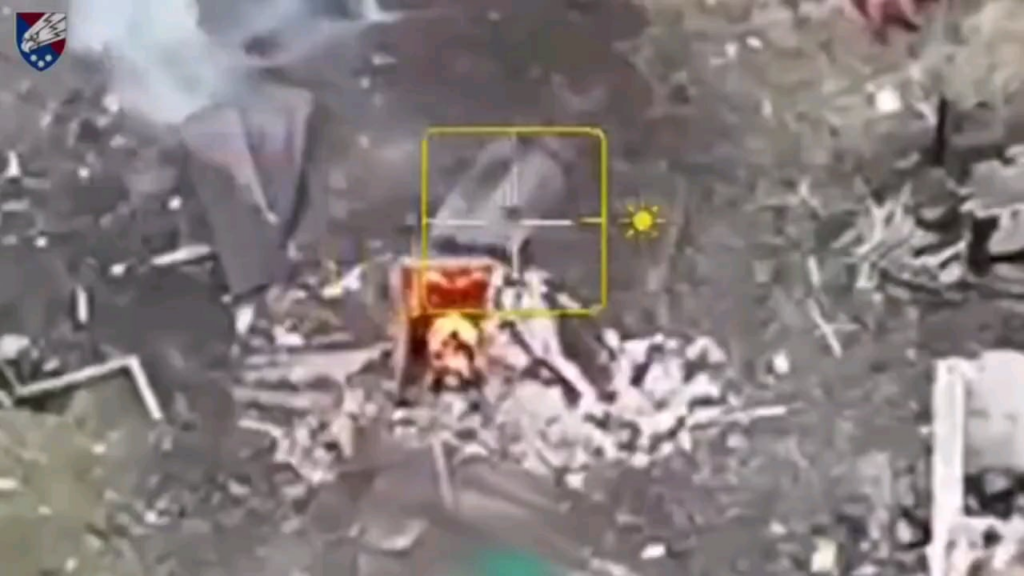 NSFW/NSFL：第25空borne旅団のウクライナ人のドローンがロシアのダグアウトに飛びました。 1人の敵の兵士が燃え上がった。 Pokrovsk方向 [graphic content]