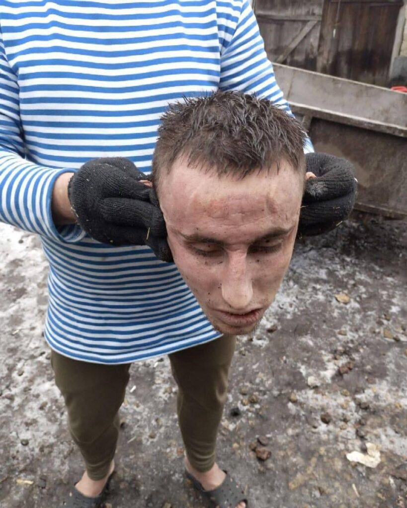ロシア人は、新たに切断された頭を持って自分自身の写真を投稿し、それを箱に入れます