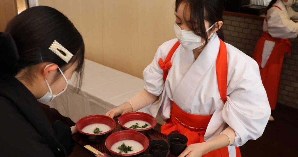 京都・城南宮で旧暦に合わせて七草粥の振る舞い「温まって健康に」