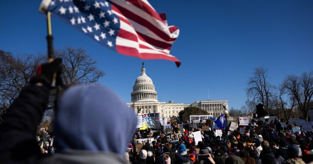 トランプを暴君と呼ぶために、大統領の日に何千人もの人が集まる