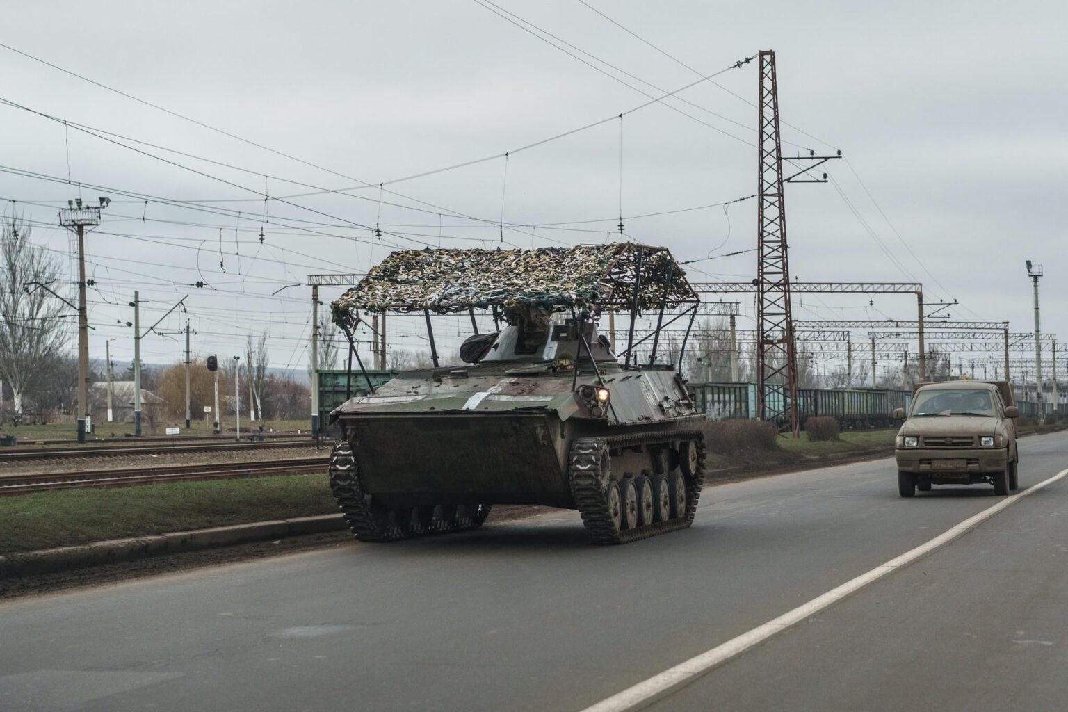 ウクライナ軍の抗ドローンケージ保護を備えた元スロベニアのBVP M-80歩兵戦闘車両（IFV） - ウクライナ東部で移動しました。