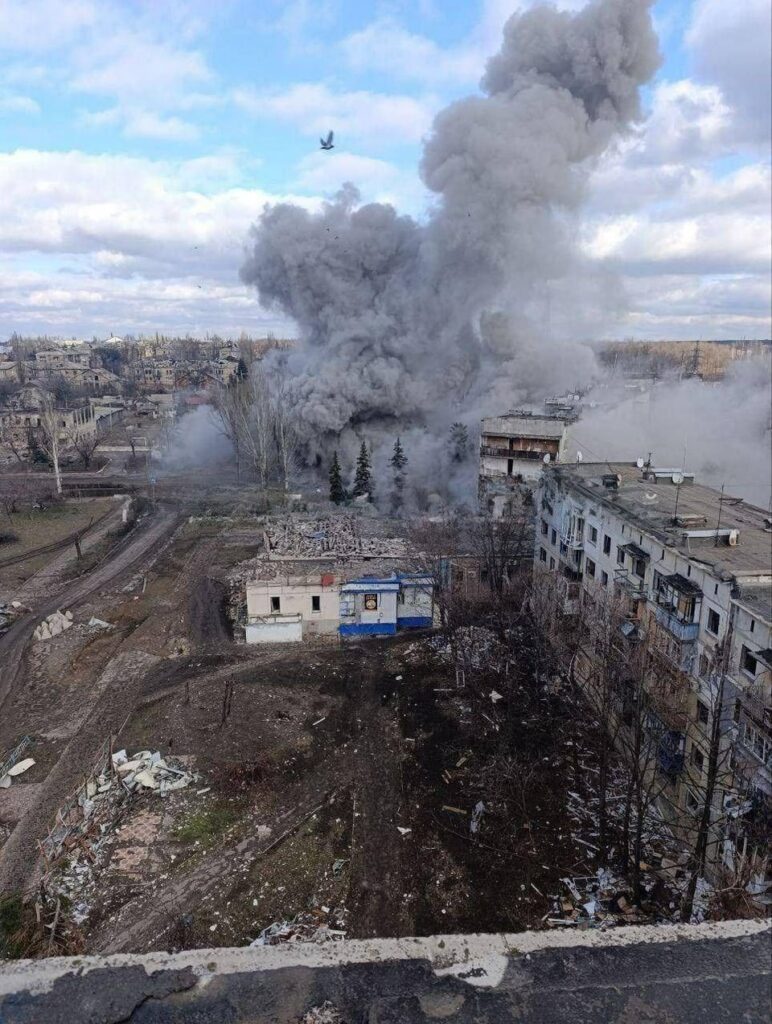 ドネツク地域のセリドーブの集落におけるロシア軍の第35回別々の自動化ライフル旅団の本部にある空爆の結果。ロシアの情報筋は、多数のロシアの司令官が殺されたと報告しています。