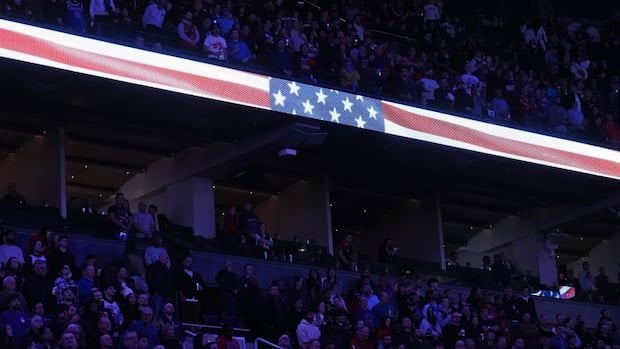 American Anthemのブーイングは、関税の一時停止にもかかわらずRaptorsゲームで続きます