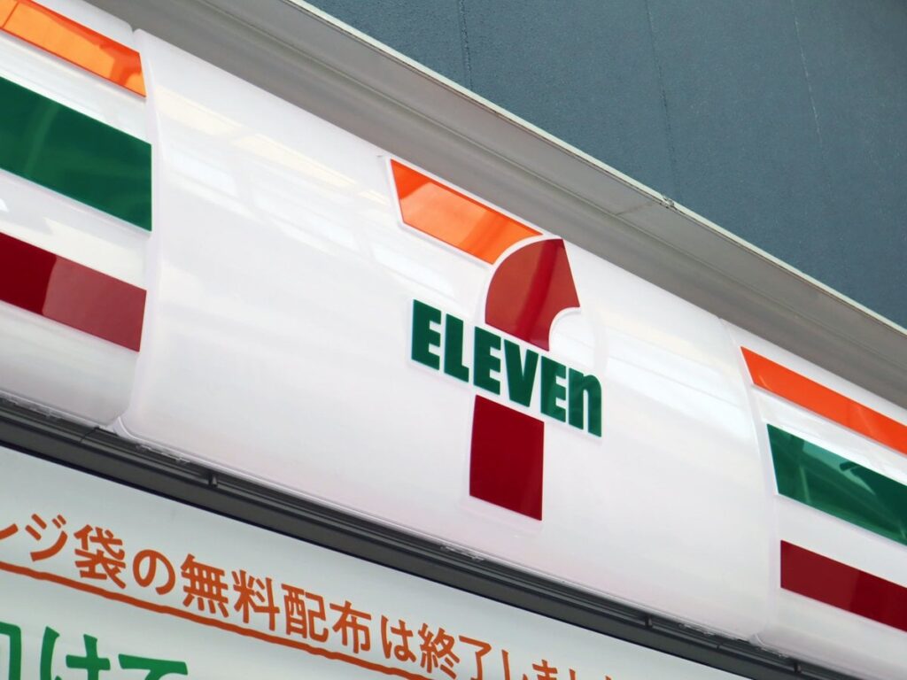 なぜ、セブンは一部店舗で“要塞レジ”を導入したのか 開発期間は3年 ある種の威圧感はカスハラにも効果あり？【ALSOK、LIXILと開発】