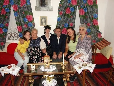 アルバニア南部のボボシュティッサからの非常に貴重で好奇心report盛なレポート、母国語でのインタビュー