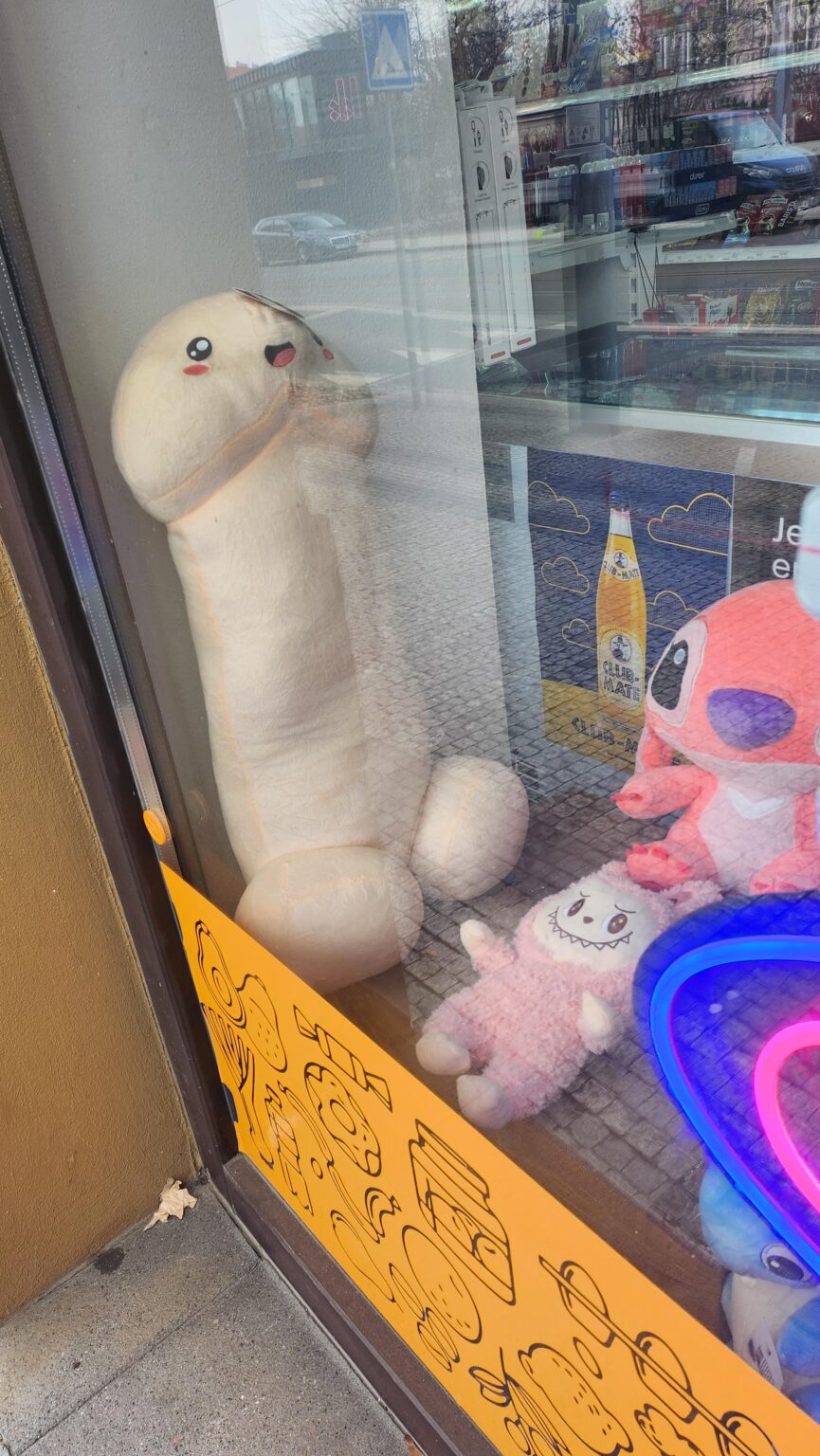 ミニマーケットのショップウィンドウで、WTF？