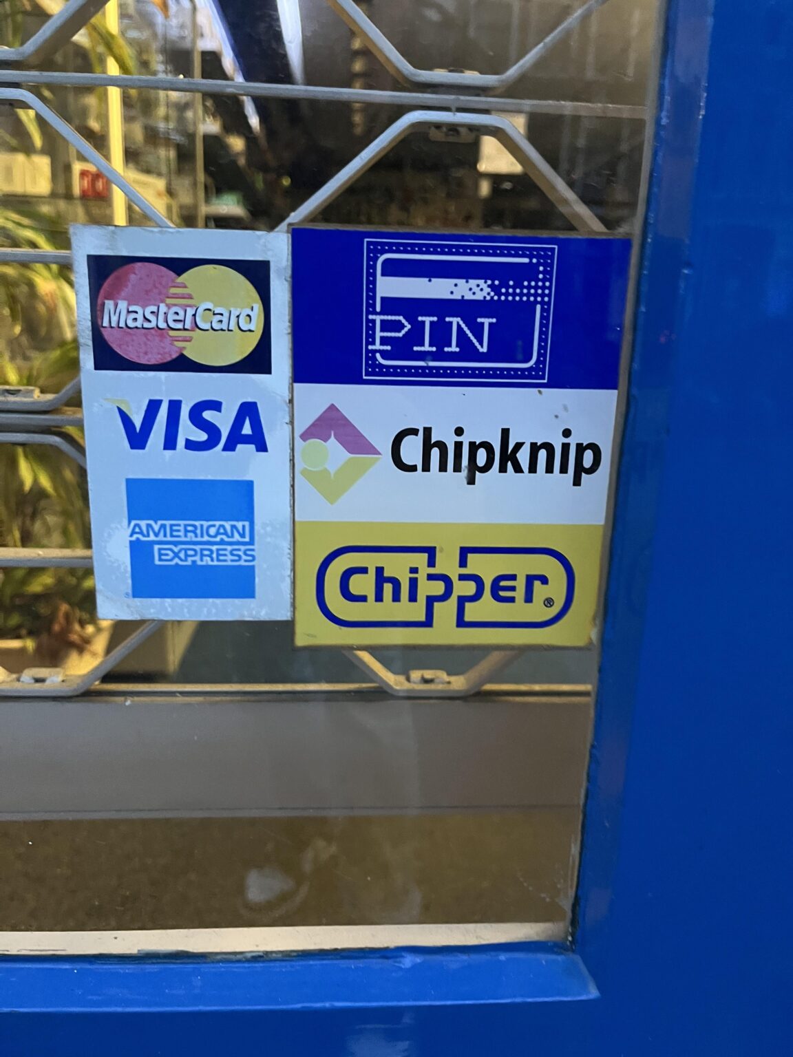 少し興味深い：デルフトのこの店には、まだドアにチップニップステッカーがあります。 Chipnipは10年前から存在していません。