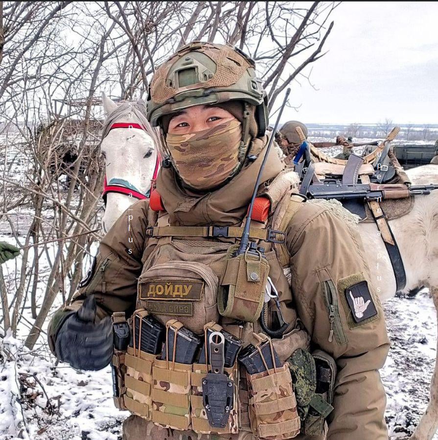 ロシア軍に装甲車両が不足しているため、輸送手段として馬を使用している別のロシアの兵士