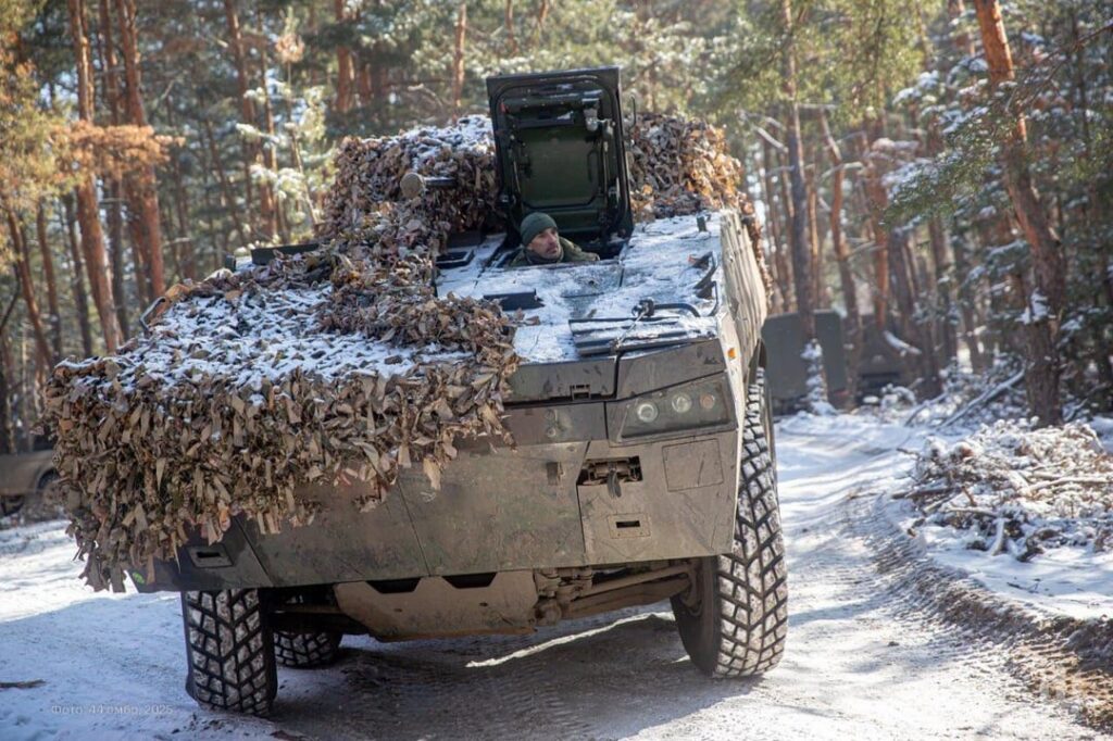 ウクライナ軍の第44代の機械化旅団からのポーランドのKtoロソマック装甲担当者（APC）。