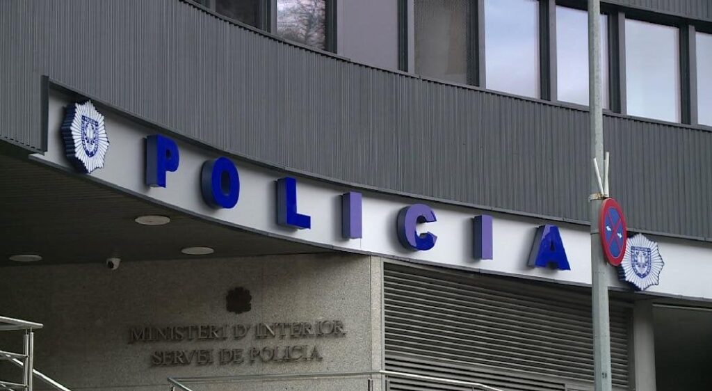アルコールコントロールを積極的に与えるために男を拘束し、事故を起こす