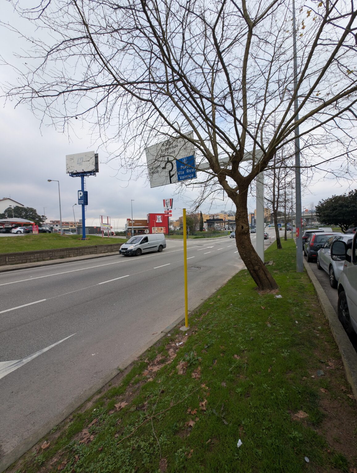 エルメシンデでは、高速道路の入り口の前であっても、散歩のない通りに団結したバス停を置くことにしました。バスが高速道路ではなく丸くて路線に行くので、ポーンに悪いことに加えて、このエリアの混乱と通常の交通はありません。