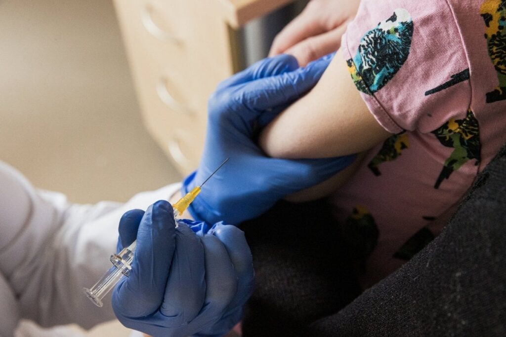 学校の看護師：予防接種を拒否したため