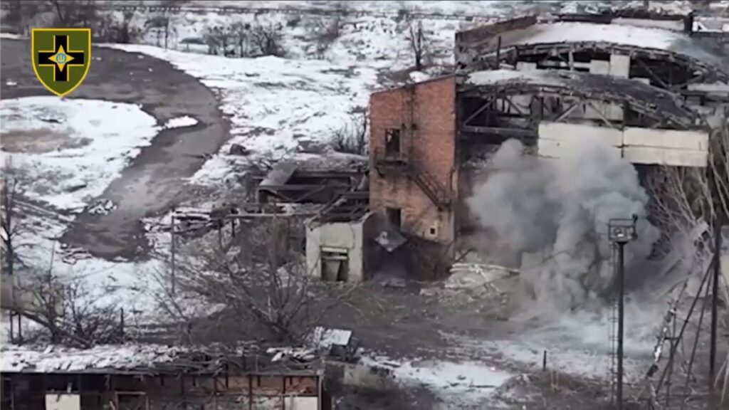 ウクライナのタンクは、建物に避難するロシア軍を抹殺する - ビデオに巻き込まれた