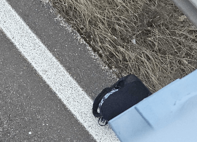車の道にあったバッグは安全で健康的で、電話は新しいです！