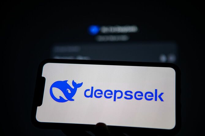 2025年2月3日、スマートフォンに表示された中国のAIアシスタントアプリ「DeepSeek」のロゴ