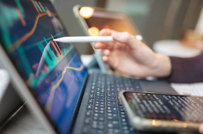 パソコンで値動きを確認する投資家