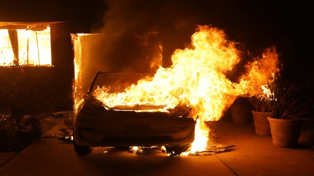 充電スタンドはテスラ車で大渋滞…ロス山火事で加速する”EV離れ”の現実「日産リーフを手放します」の声も ハイブリッド車なら数分で満タンになるのに… | PRESIDENT Online(プレジデントオンライン) 充電スタンドはテスラ車で大渋滞…ロス山火事で加速する"EV離れ"の現実「日産リーフを手放します」の声も ハイブリッド車なら数分で満タンになるのに… | PRESIDENT Online(プレジデントオンライン)