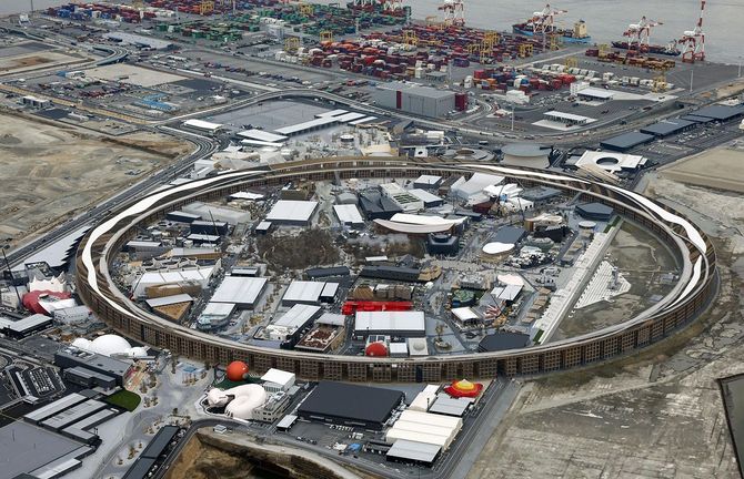 パビリオンなどの建設が進む大阪・関西万博の会場＝2025年2月12日、大阪市此花区の夢洲