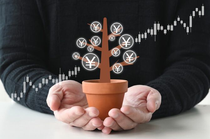 資産形成、金のなる木を持つ男、上昇する株価チャートのイメージ