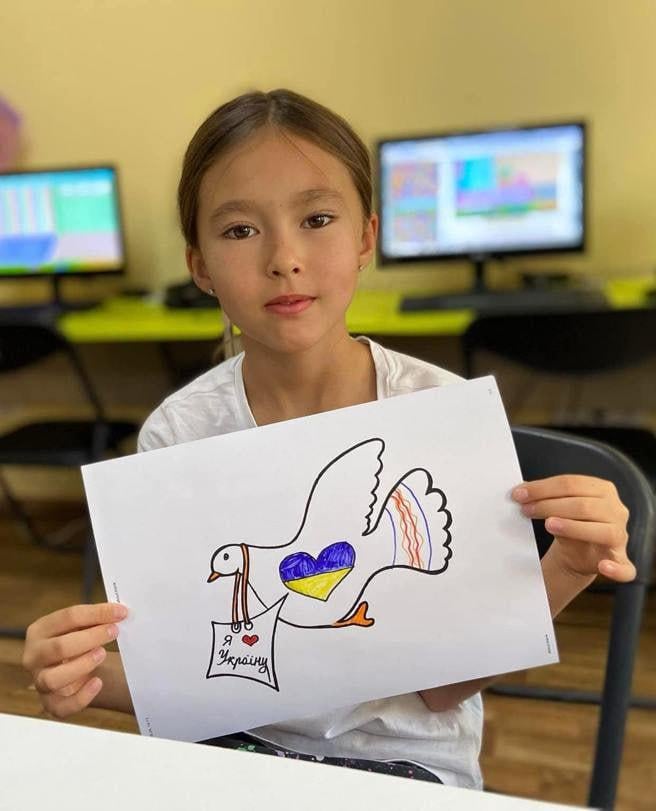 これはイホールの孫娘ソフィアです。ロシア人は昨日彼女と彼女の両親を殺した。 Ihorは一晩中悲劇サイトで待っていました。彼の息子と義理の娘の遺体はまだ発見されていません。ロシアのミサイルストライキは昨日、ポルタバで12人を殺し、そのうち2人は子供たちを殺しました。さらに17人が負傷しました。
