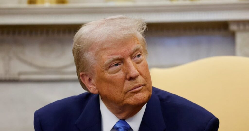 マガは、「人種差別主義者」という言葉を「トランプ」に置き換えるiPhoneのバグで溶けてしまいます