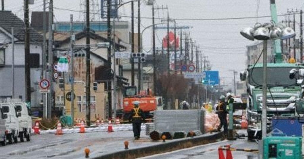 埼玉・道路陥没　救助活動を再開できず　穴に水が流入、崩落の恐れ