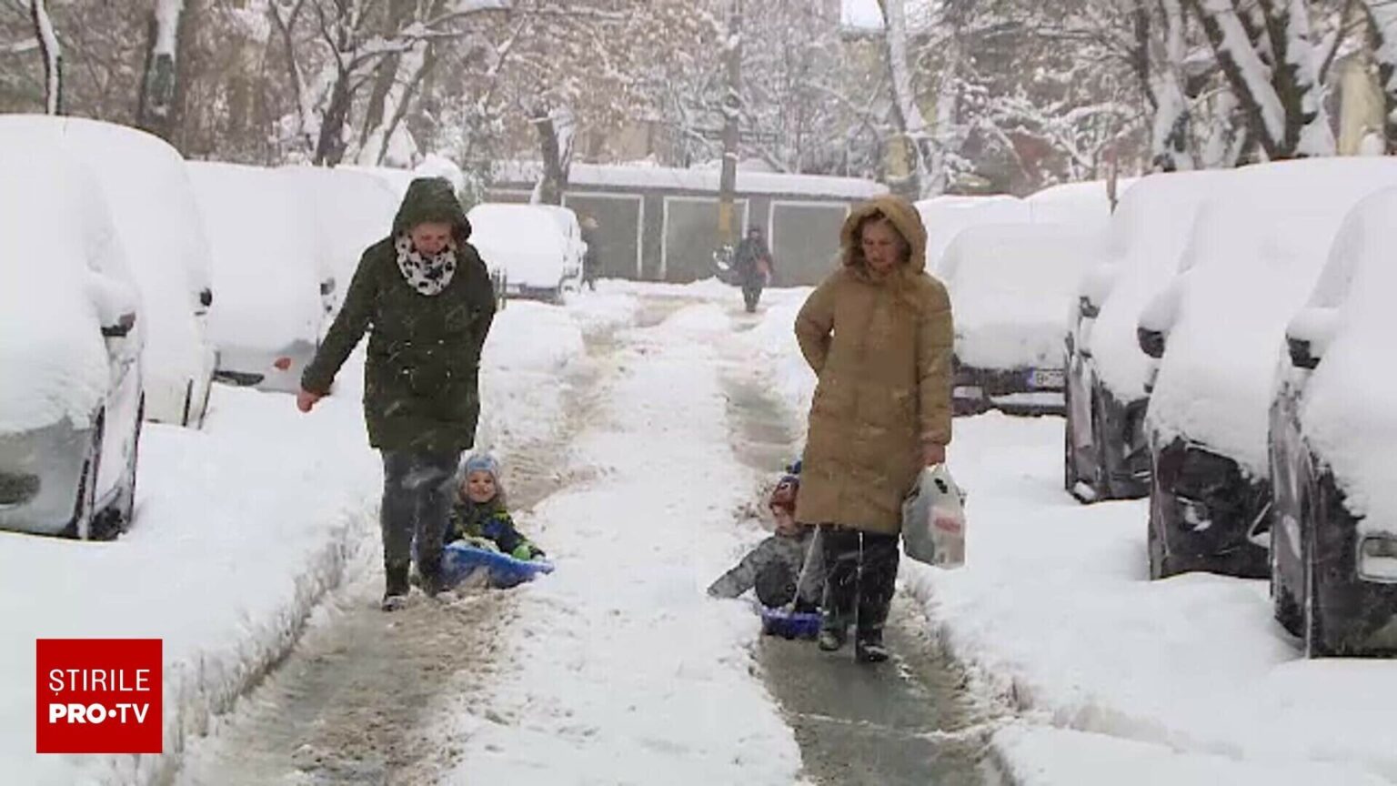 市庁舎はクリアされておらず、人々はシャベルに与えません。大都市は雪に妨げられました：「これは状況です」